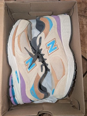 NEW BALANCE MENS PRE OWNED M2002RWA SNEAKERS SIZE 11 TAN/PURPLE/BLUE - Image 1 of 4