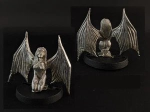 Succubus, Kniend - Center Stage Miniatures by 5th Field Fantasy Miniatures - Bild 1 von 1