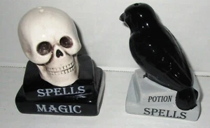HAPPY HALLOWEEN Salz und Pfefferstreuer 2,5" x 2" x 3,1" TOTENKOPF/SCHWARZE KRÄHE - Bild 1 von 1