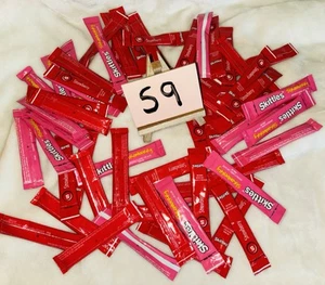 59 Skittles Drink Mix To Go STRAWBERRY Singles Sachets Sugar Free 10 Calories - Picture 1 of 2