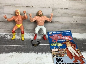 Titan Sports 1984 Wrestler John Stud And Hulk Hogan Figures With Belt And Poster - Imagen 1 de 10