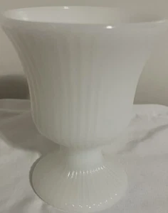Fioriera vaso vintage EO BRODY vetro bianco latte piedistallo a coste metà secolo M7000 - Foto 1 di 3