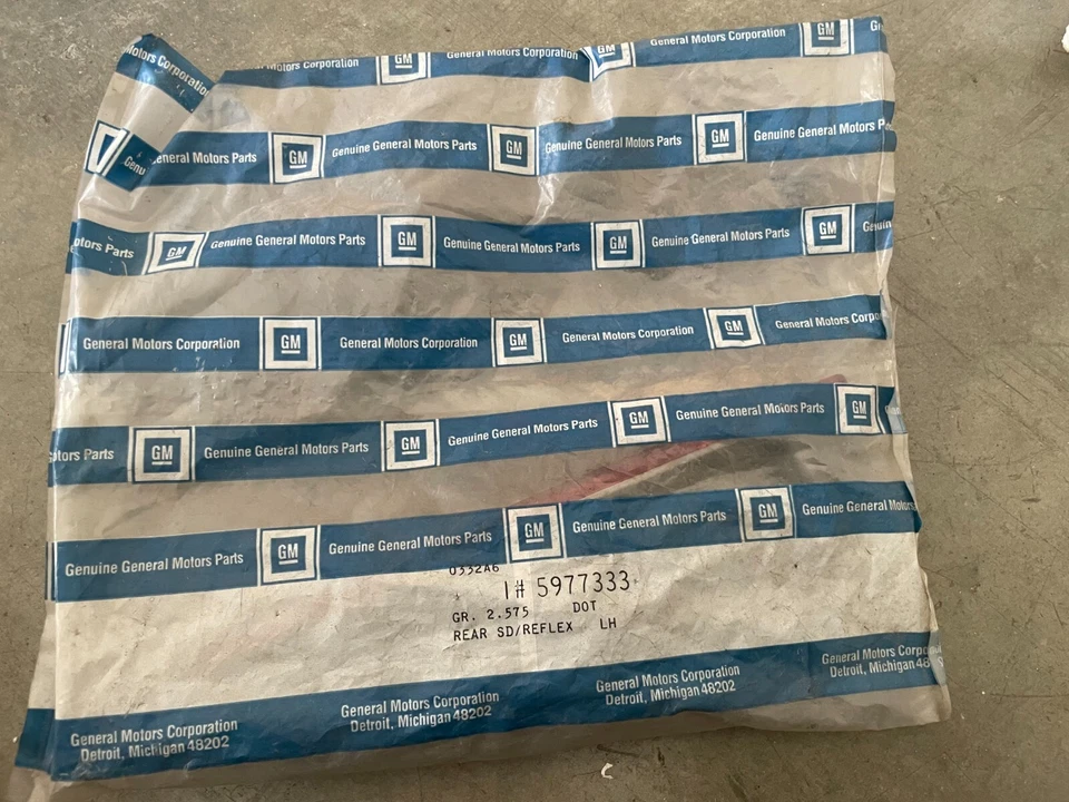 Genuine GM Rear Side Maker Lamp For Buick Regal 5977333 - Image 1 of 1