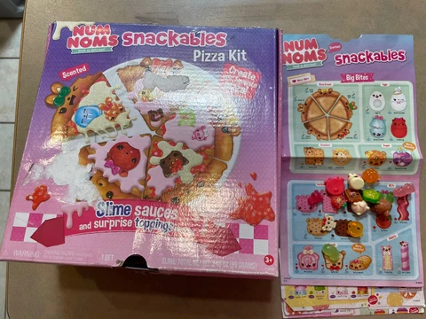 Num Noms Snackables Pizza Kit Play Set 4 Slices  13 Pieces Snackable Rough Box!! Cover