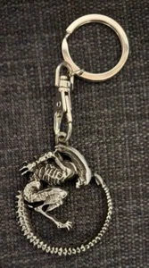 Schlüsselanhänger Metall Aliens Figur Metall silberfarben - Bild 1 von 3