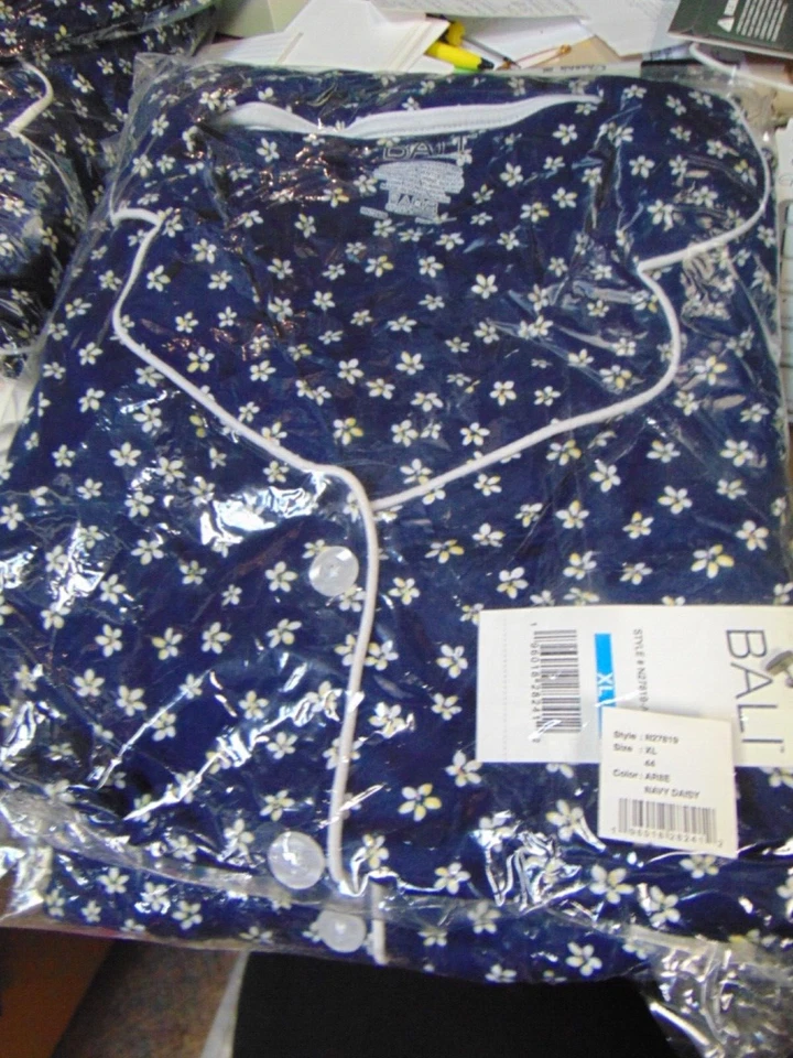 Bali Womens Top & Pants Knit Pajama Set notched daises  Ret$36 soft small - Image 1 of 1