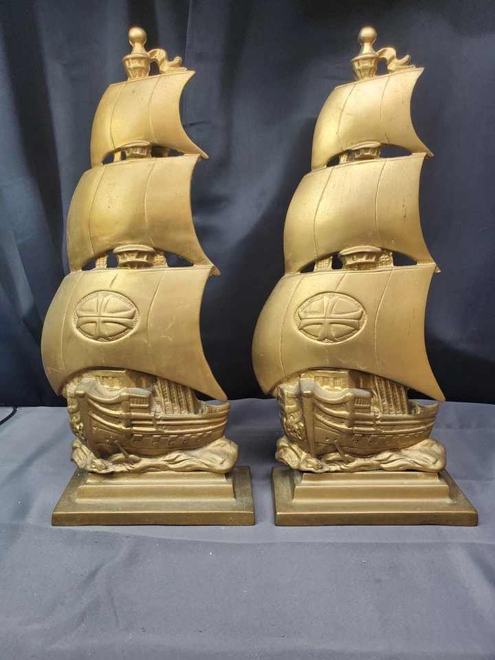 Antigua chimenea de fundición pesada compañera barcos vikingos con cepillo solamente. Foto 1 de 4