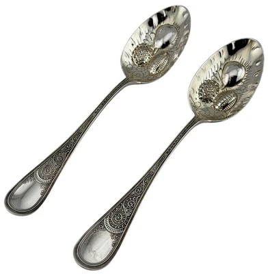 J. B. Cucharas de bayas de plata de ley & S. M. Knowles Foto 1 de 4