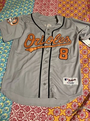 Camiseta masculina cinza Cal Ripken Jr. Baltimore Orioles remendo de aposentadoria Majestic 40 - Imagem 1 de 4