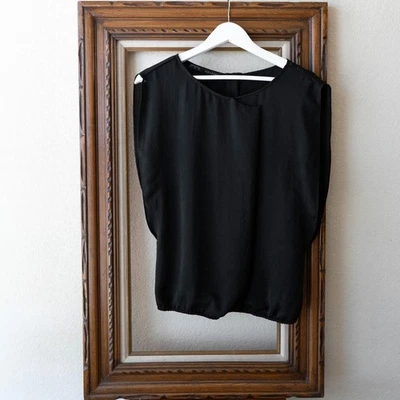 Blusa Zara Top Talla M Negra Volantes Cortos Manga Gorra Botones Drapey Minimal Chic Foto 1 de 4