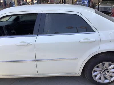 Conjunto de puerta trasera izquierda usado lado trasero se adapta a: Chrysler 300 2008 tinte verde trasero L Foto 1 de 4