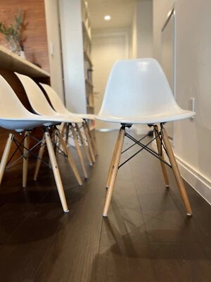 Réplica de sillas Eames - blancas (4 sillas) Foto 1 de 3