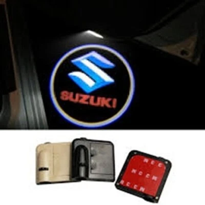 ✅✅ LED SOTTOPORTA SOTTO PORTA PER TUTTE AUTO CON LOGO SUZUKI A BATTERIA FACILI✅ - Immagine 1 di 4
