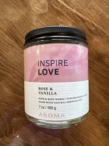 Vela tarro de una sola mecha Bath & Body Works Inspire LOVE rosa vainilla, 7 oz nueva - Imagen 1 de 1
