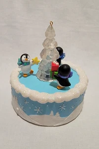 PUNZE ANDENKEN ORNAMENT 2020 VERSPIELTE PINGUINE MAGIE NEU ZUSTAND - Bild 1 von 9