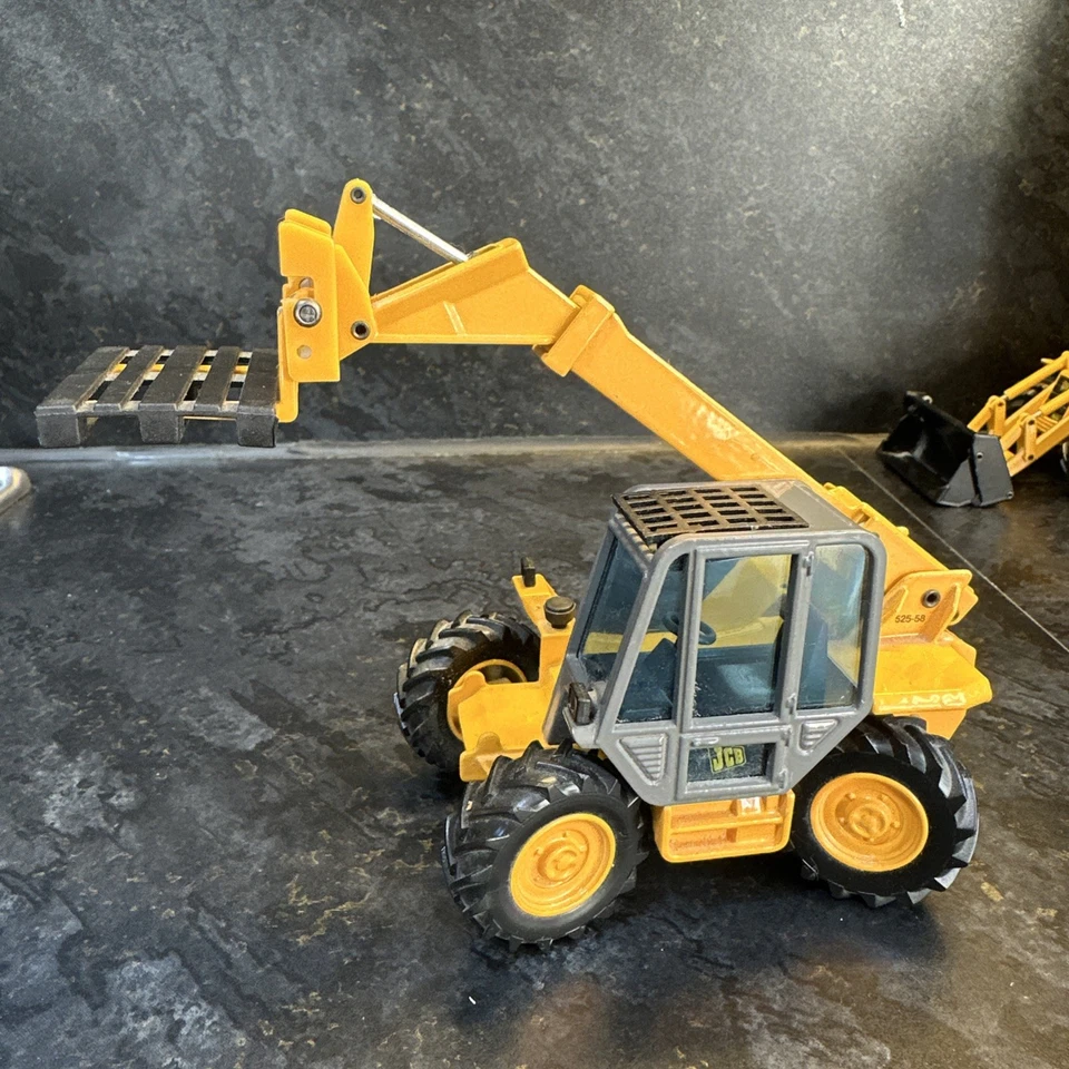 JOAL  1:35  SCALE JCB  FARM SPECIAL LOADALL WITH PALLET FORKS B1 - Image 1 of 4