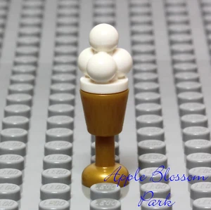 NUEVO Lego Minifigura Blanco VAINILLA HELADO Sundae - Comida de postre con taza de oro perla - Imagen 1 de 3