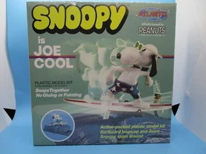 KIT MODELO ATLANTIS - SNOOPY IS JOE COOL - KIT DE ACCIÓN - TABLA DE SURF SE MUEVE HACIA ARRIBA Y HACIA ABAJO - Imagen 1 de 2