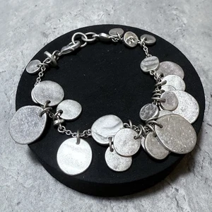 Bracciale RETRO Dangly Tondo Charm Tono Argento Catena 20cm Kitsch Stack Grazioso - Foto 1 di 6