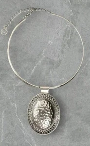 Erica Lyons Oval Hammered Pendant Collar Choker Necklace Silver Tone Locket - Picture 1 of 4