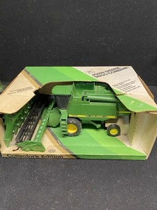 A10215 Ertl John Deere 1/28 Scale Model 9600 Combine Collector Edition With Box - Picture 1 of 8