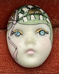 Vintage FLAPPER GIRL Porzellan HANDBEMALT signiert Brosche Maiglöckchen Hut - Bild 1 von 14