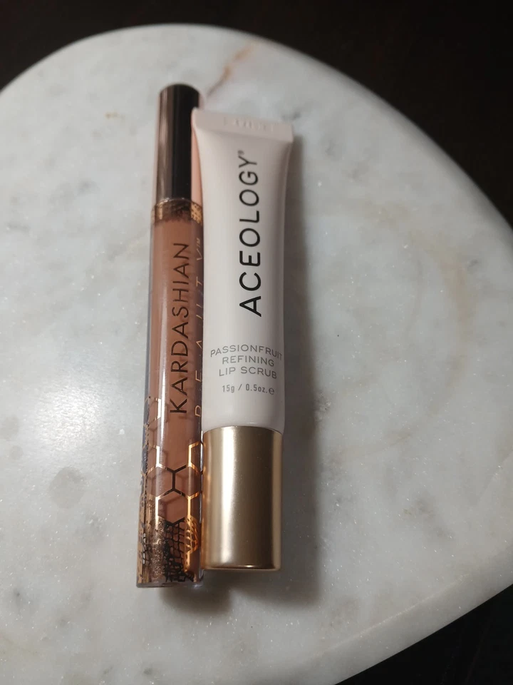 Kardashian Beauty Honey Stick in the nude 300 talla completa + Exfoliante Labial Aceology Foto 1 de 1
