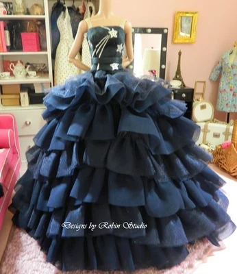 Vestido Barbie de piedra de seda glamour medianoche como nuevo ~ 2017 ~usado ~ sin muñeca Foto 1 de 4