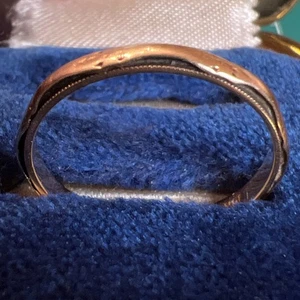 Antiker kunstgeschnitzter Bandring Holz & Söhne 10 Karat Gold Milgrain überbacken Größe 5,75 - Bild 1 von 22