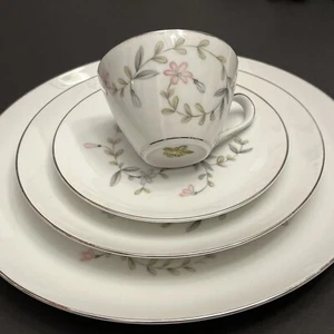 Harmony House Fine China Rosebud 4 Piece Place Setting Dinner Service - Picture 1 of 24