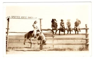 GEFLECKTE PFERDERANCH RPPC POSTKARTE DAMEN AUF BUCKING BRONCO MENSCHEN AUF ZAUN - Bild 1 von 2