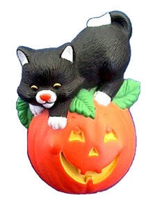 Hallmark PIN Halloween Vintage CAT BLACK on JOL PUMPKIN 1990s Holiday Brooch - Picture 1 of 2