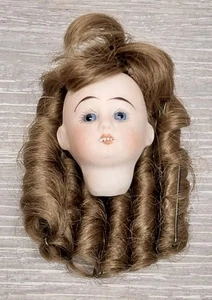 Antigua cabeza de muñeca bisque con pelo humano peluca pequeña 2" marca temprana - Imagen 1 de 7