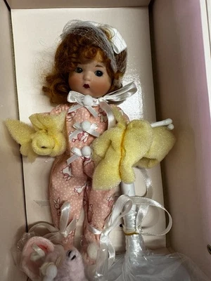 Just Me 2004 "BUNNY LOVE" 8" Bisque Muñeca y Baúl Set Vogue Limited 394/500 NRFB Foto 1 de 4