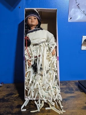 Muñeca nativa americana india de porcelana colección carmesí 21" Foto 1 de 4