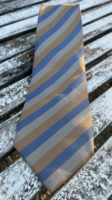 Corbata de seda de diseñador BRIONI - Elegante patrón de rayas doradas y azules hecha en Italia Foto 1 de 3