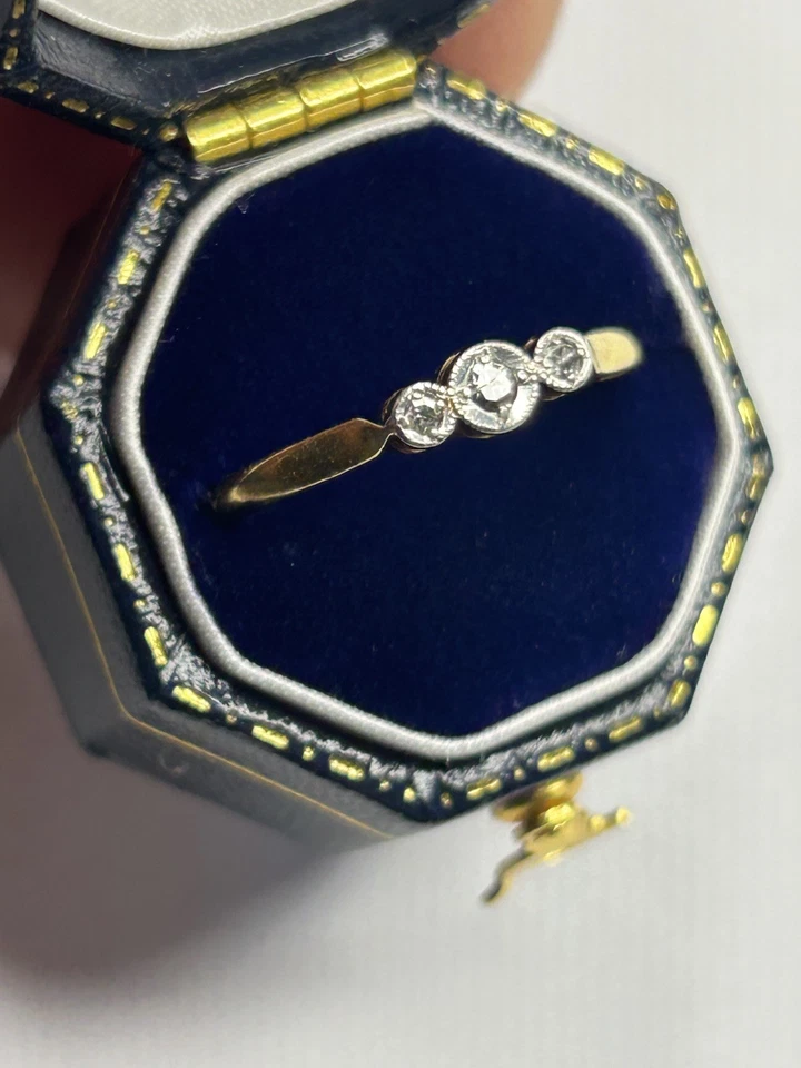 Soberbo anel vitoriano sólido ouro 18 quilates e platina 3 diamantes trilogia tamanho M 1/2 - Imagem 1 de 4