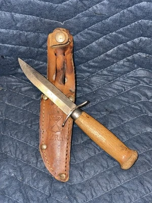 Cuchillo de hoja fija MORA Suecia usado de colección con funda de cuero Foto 1 de 3