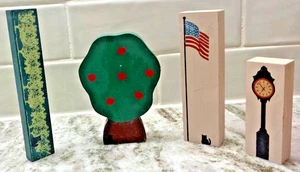 Lote de 4 accesorios Cats Meow Village enrejado de jardín bandera americana reloj árbol - Imagen 1 de 7