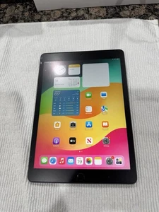 Apple iPad 7th Generation 128 GB WIFI w/ Apple Pencil and Keyboard Case - Afbeelding 1 van 8