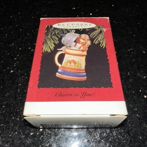 Decorazione natalizia Hallmark Keepsake 1994 CHEERS TO YOU, orso in birra Stein - Foto 1 di 18
