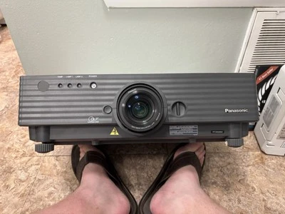 Panasonic PT-D5500UL DLP Projector 1024x768 XGA 5000 Lumens Pro AV Display - Image 1 of 4