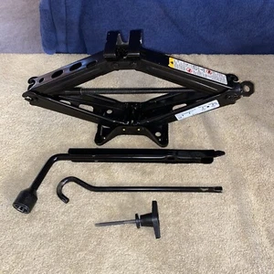 2012 GMC Terrain/Chevy Equinox OEM Spare Tire Jack Kit #22722565 - Used - Bild 1 von 17