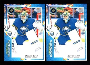 LOTE DE 2 TARJETAS DE 2023-24 MAZO SUPERIOR HOCKEY TARJETA DÍA NHCD6 DEVON LEVI RC SABLES - Imagen 1 de 1