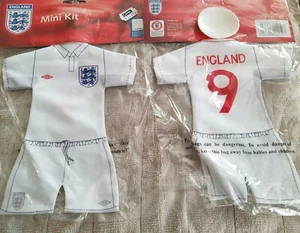 3 England Official Mini Kit weiß Nummer 9 auf Rückseite mit Saugnapf Neu im Paket - Bild 1 von 1