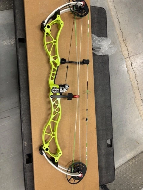 Bowtech Reckoning 35 Rh 60lb with arrow rest and peep - Image 1 of 4