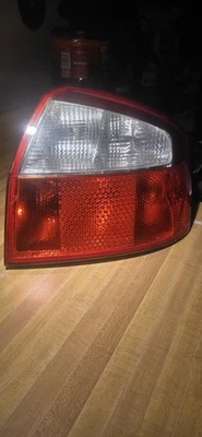 2002-2005 Audi A4 седан правая сторона внешний задний фонарь красный прозрачный TYC читать - Изображение 1 из 4