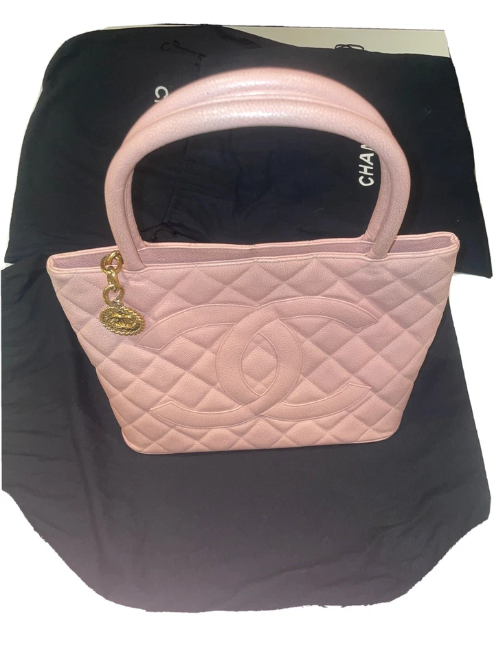 Bolsa tote Chanel acolchoada caviar medalhão - Imagem 1 de 4