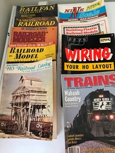 LOT OF 9 MODEL RAILROAD MAGAZINES & BOOKS-PREOWNED-SEE PHOTOS AND LIST - Imagen 1 de 10
