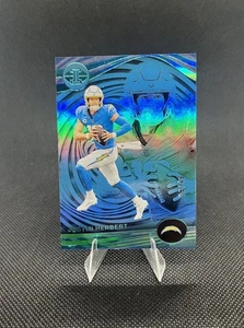 2023 Panini Illusions #62 Justin Herbert SP Platinum Trophy Collezione /49 - Foto 1 di 2